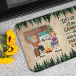 Alfombra de puerta personalizada Let's Sit by the Campfire and Watch People Park Their Campers Regalo para parejas de camping