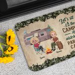 Personalizzato Sediamoci accanto al fuoco e guardiamo la gente parcheggiare i loro camper Regalo di coppia per lo stuoino della porta