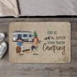 Gepersonaliseerde Life is Better When You're Camping Deurmat Verjaardagscadeau