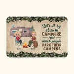 Personalizzato Sediamoci accanto al fuoco e guardiamo la gente parcheggiare i loro camper Regalo di coppia per lo stuoino della porta