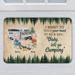 Alfombrilla de puerta personalizada I Want to Hold Your Hand at 80 and Say Baby Let's Go Camping Regalo para parejas de camping
