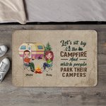 Personlig Låt oss sitta vid lägerelden och se folk parkera sina husbilar Dörrmatta Present för campingpar