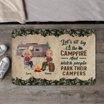 Personalizzato Sediamoci accanto al fuoco e guardiamo la gente parcheggiare i loro camper Regalo di coppia per lo stuoino della porta