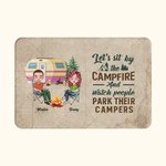 Personlig Låt oss sitta vid lägerelden och se folk parkera sina husbilar Dörrmatta Present för campingpar