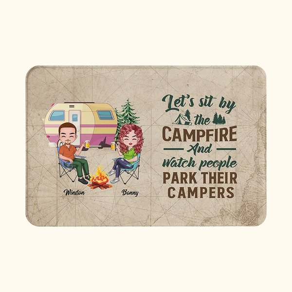 Personlig Låt oss sitta vid lägerelden och se folk parkera sina husbilar Dörrmatta Present för campingpar