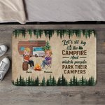 Alfombra de puerta personalizada Let's Sit by the Campfire and Watch People Park Their Campers Regalo para parejas de camping