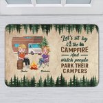 Alfombra de puerta personalizada Let's Sit by the Campfire and Watch People Park Their Campers Regalo para parejas de camping