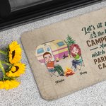 Personlig Låt oss sitta vid lägerelden och se folk parkera sina husbilar Dörrmatta Present för campingpar