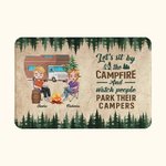 Alfombra de puerta personalizada Let's Sit by the Campfire and Watch People Park Their Campers Regalo para parejas de camping