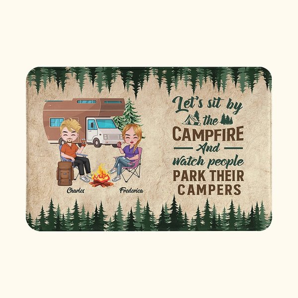 Alfombra de puerta personalizada Let's Sit by the Campfire and Watch People Park Their Campers Regalo para parejas de camping