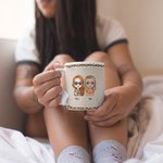 Tazza in ceramica personalizzata con citazioni divertenti per le migliori amiche e fidanzate: non siamo zucchero e spezie e tutto ciò che è bello.