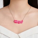 Collier avec Prénom Personnalisé Style Poupée Fille Bijoux en Acrylique Rose et Blanc Cadeau Anniversaire Saint-Valentin pour Elle