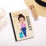 Personalizzato Travel Is My Therapy Coperchio portatile per passaporto con nome Accessorio di viaggio Compleanno Regalo di Natale per amici e famiglia