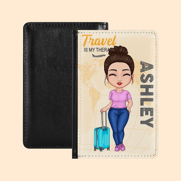 Personalizzato Travel Is My Therapy Coperchio portatile per passaporto con nome Accessorio di viaggio Compleanno Regalo di Natale per amici e famiglia