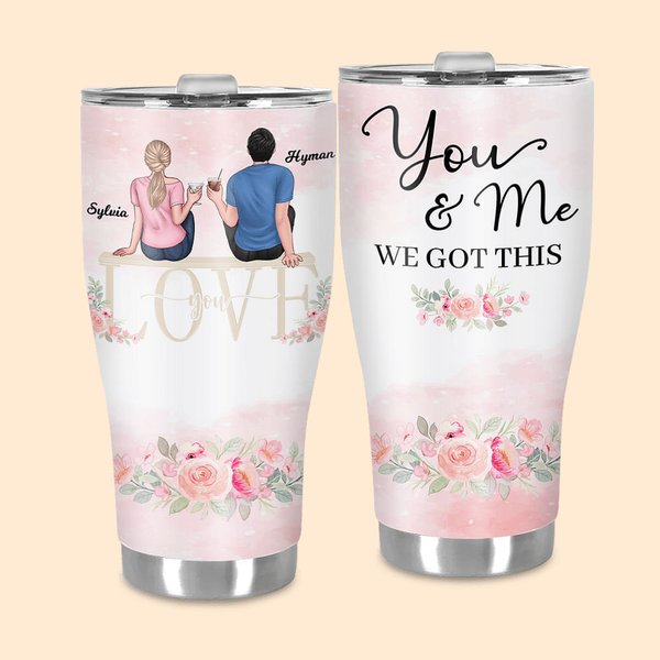 Gepersonaliseerde Jij en Ik We Hebben Dit Paar Zittend Op Een Liefdesstoel Gebogen Tumbler met Rietje Verjaardagscadeau voor Paar