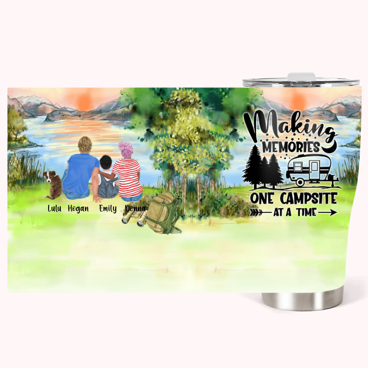 Cadeau d'anniversaire personnalisé pour la famille : Making Memories One Campsite At A Time 30oz Curved Tumbler