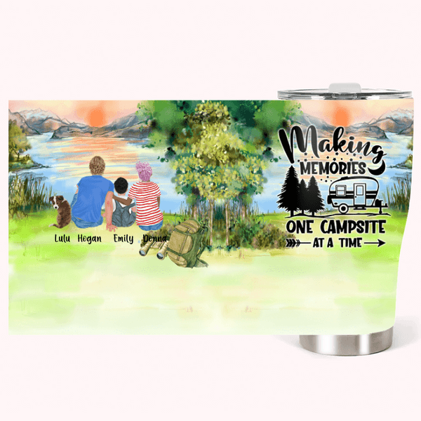 Gepersonaliseerde Making Memories One Campsite At A Time 30oz gebogen Tumbler Verjaardagscadeau voor familie