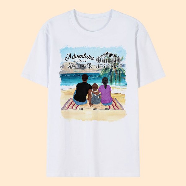 Personalisierte Abenteuer ist da draußen Erwachsenen-T-Shirt und Kinder-T-Shirt Geburtstag Camping Geschenk für Familie