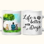 Gepersonaliseerde Life Is Better met een hond / honden wit en kleur binnen keramische mok met naam 11 oz en 15 oz Souvenir Gift voor hondenliefhebbers