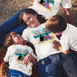 Personalisierte Abenteuer ist da draußen Erwachsenen-T-Shirt und Kinder-T-Shirt Geburtstag Camping Geschenk für Familie