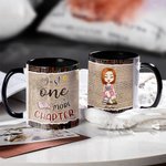 Tasse en céramique personnalisée Just One More Chapter blanc et couleur à l'intérieur Cadeau d'anniversaire pour lectrice Amoureuse des livres