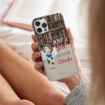 Gepersonaliseerde Just A Girl Who Loves Books Cell Phone Case met Naam Verjaardag Kerstmis Reading Gift voor Zus Vriendin Book Lover