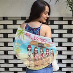 Personalisierte Freunde haben einen Drink am Strand. Strandtuch Geburtstagsgeschenke für Freunde