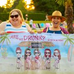 Personalisierte Freunde haben einen Drink am Strand. Strandtuch Geburtstagsgeschenke für Freunde