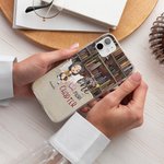 Personifierad Cozy Bed Just One More Chapter Mobilskal med namn Födelsedag Jul Läspresent till syster Vän Bokälskare