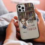 Personifierad Cozy Bed Just One More Chapter Mobilskal med namn Födelsedag Jul Läspresent till syster Vän Bokälskare