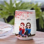 Personalisierte Besties werden immer durch Herz mit rosa Herz Hintergrund Weinbecher Geschenk für Schwestern verbunden sein