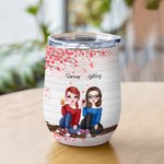 Personalisierte Besties werden immer durch Herz mit rosa Herz Hintergrund Weinbecher Geschenk für Schwestern verbunden sein