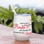 Personalisierte Besties werden immer durch Herz mit rosa Herz Hintergrund Weinbecher Geschenk für Schwestern verbunden sein