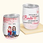 Personalisierte Besties werden immer durch Herz mit rosa Herz Hintergrund Weinbecher Geschenk für Schwestern verbunden sein