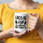 Personalisierte Home Is Where We Park It White Ceramic Mug Familie Camping Trip Becher mit Namen Geschenk für Familie Freund 11oz 15oz
