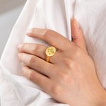 Bague Chevalière Personnalisée avec Fleur de Naissance et Texte Gravé Cadeau d'Anniversaire de Noël pour Elle