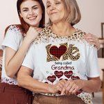 Personalisierte Liebe genannt werden Oma Leopard Plaid Herz Design T-Shirt mit 1-12 Kinder Namen Muttertag Geschenk für Oma Mama