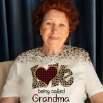 Personalisierte Liebe genannt werden Oma Leopard Plaid Herz Design T-Shirt mit 1-12 Kinder Namen Muttertag Geschenk für Oma Mama