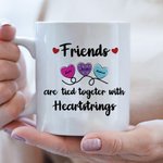 Tazza in ceramica personalizzata Friends Are Tied Together With Heartstrings con 2-6 nomi Migliore amicizia Regalo di compleanno di Natale per sorelle