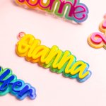 Portachiavi personalizzato di moda arcobaleno con nome e iniziale in acrilico zaino Tag Bag Accessorio regalo di Natale compleanno per bambola rosa Fa