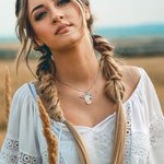 Collana personalizzata di mucca floreale con girasole retrò, pietra di nascita e nome inciso Regalo di compleanno di gioielli occidentali per donne cowgirl