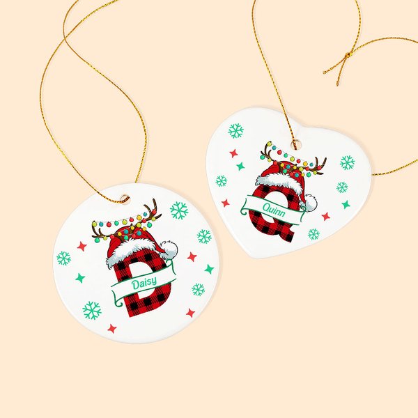 Gepersonaliseerd Kerstmuts Antler Elementen Keramisch Hangend Ornament met Letter en Naam Kerstboom Decor Gelukkig Nieuwjaar Geschenk voor Familie Vri