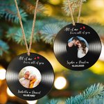 Personalisierte All of Me Loves All of You Vinyl Record Acryl Ornament mit Namen und Datum Weihnachten Valentinstag Geschenk für Paar Ehemann Ehefrau