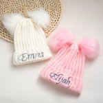 Gepersonaliseerde dubbele Pom Pom baby gebreide wintermuts met borduurwerk naam Baby Shower kerstdag verjaardag Gift voor Kid pasgeborene