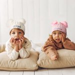 Gepersonaliseerde dubbele Pom Pom baby gebreide wintermuts met borduurwerk naam Baby Shower kerstdag verjaardag Gift voor Kid pasgeborene
