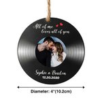 Personalisierte All of Me Loves All of You Vinyl Record Acryl Ornament mit Namen und Datum Weihnachten Valentinstag Geschenk für Paar Ehemann Ehefrau