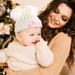 Gepersonaliseerde dubbele Pom Pom baby gebreide wintermuts met borduurwerk naam Baby Shower kerstdag verjaardag Gift voor Kid pasgeborene