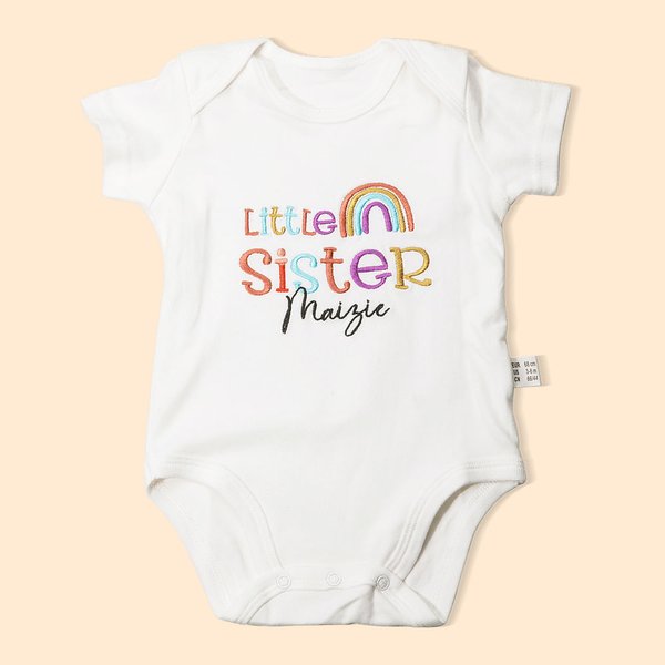 Gepersonaliseerd 100% Katoen Geborduurde Afdrukken Regenboog Unisex T-shirt en Onesie Set met Naam Bijpassende Set Verjaardagscadeau voor Nieuwe Moede