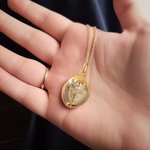 Collana con medaglione personalizzato con testo in memoria per il compleanno e l'anniversario della festa della mamma.