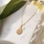 Collana con medaglione personalizzato con testo in memoria per il compleanno e l'anniversario della festa della mamma.